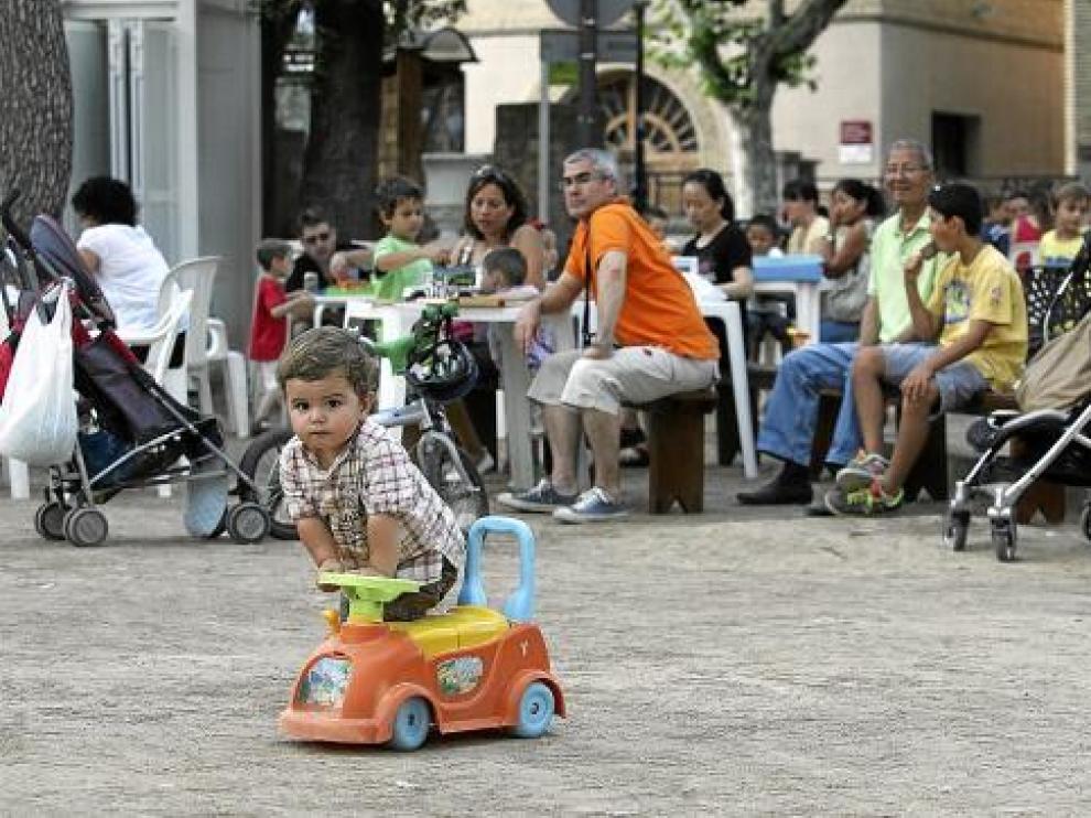 Los niños juegan en familia en la ludoteca del parque de Miguel Servet.