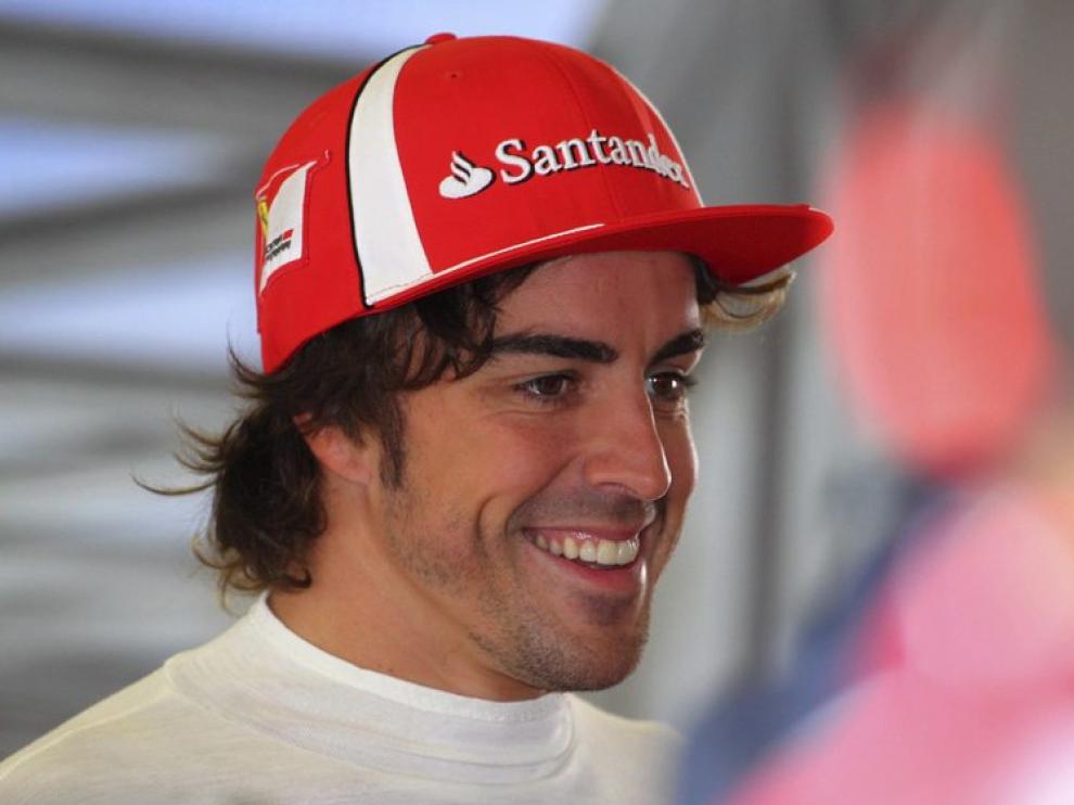 El piloto español de Fórmula Uno Fernando Alonso, de Ferrari, sonríe en Nürburgring