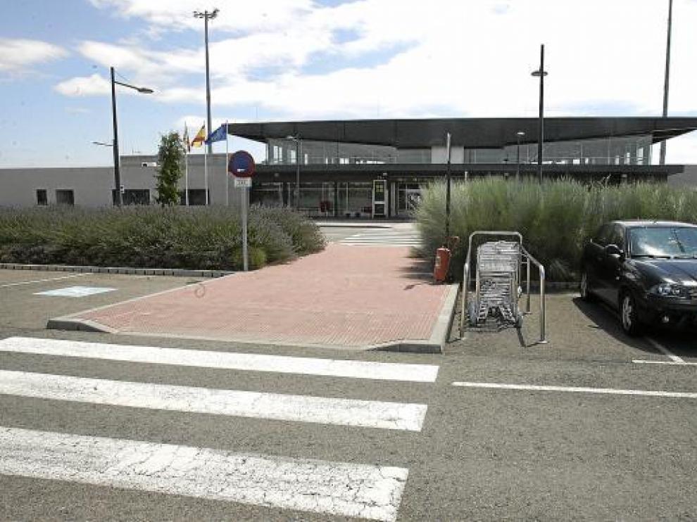Aspecto que presenta actualmente el aparcamiento del aeropuerto Huesca-Pirineos, casi sin uso.