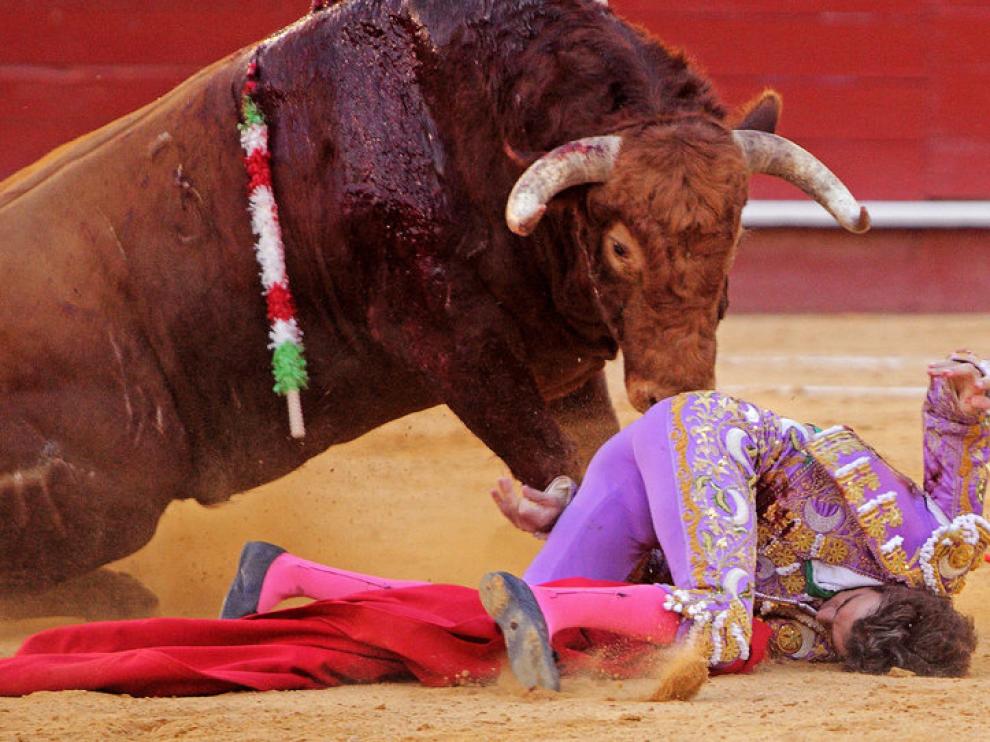 José Tomás fue golpeado por uno de los toros en su reaparición