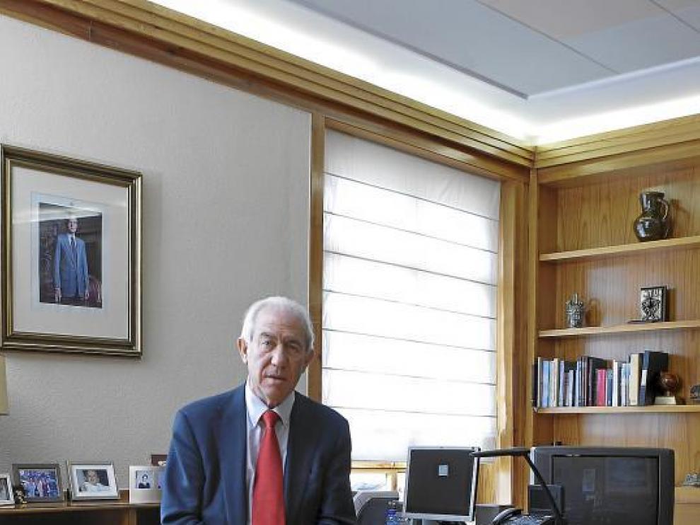 El consejero de Economía y Empleo, Francisco Bono, en su despacho.
