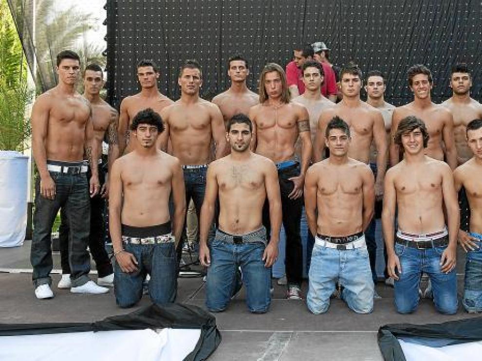 Ángel García (tercero por la izquierda, de pie), con los otros 16 aspirantes a Míster Zaragoza.