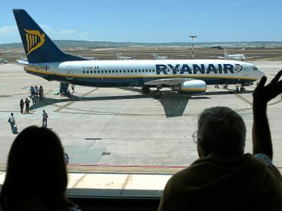 Imagen de un avión de Ryanair en el aeropuerto de Zaragoza.