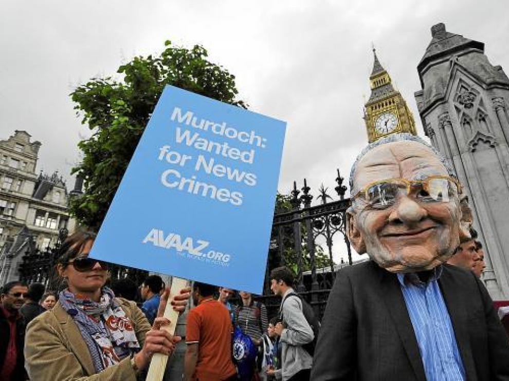 Protestas contra el magnate de la prensa Rupert Murdoch ante el parlamento británico.