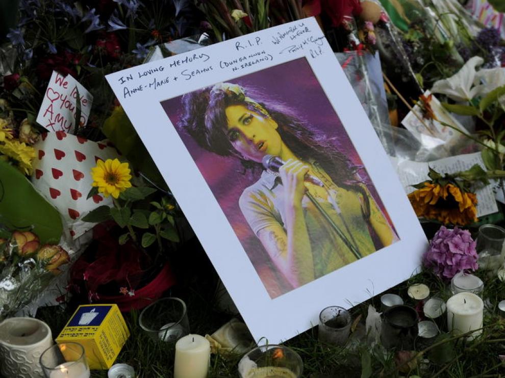 Recuerdos de la cantante frente a su vivienda en Londres