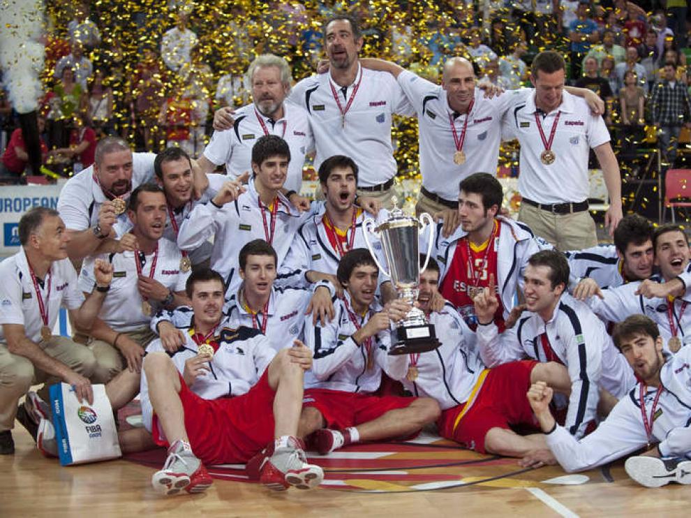 Los jugadores de la selección española posan con el trofeo de campeones.