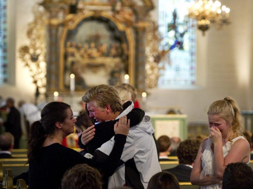 Familiares de las víctimas en la misa funeral de Oslo