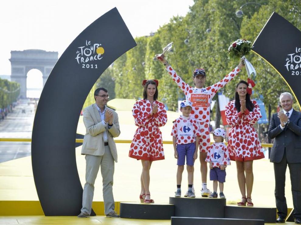 Samuel Sánchez, en el podio de París tras llevarse el maillot de puntos rojos.