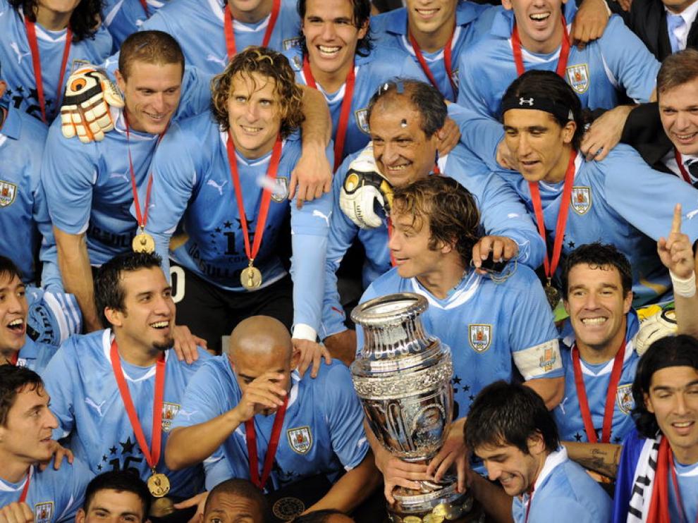 Los jugadores de Uruguay celebran el triunfo posando con la copa de campeones de América