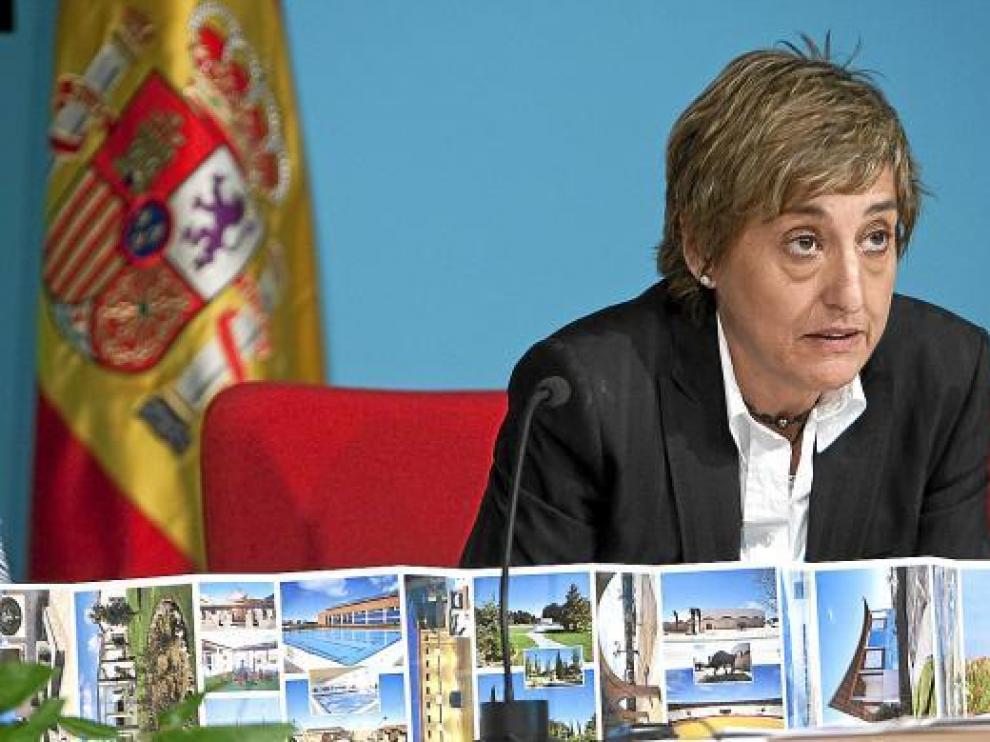Pinilla, durante su último pleno, el pasado junio, muestra postales de los atractivos de La Muela.