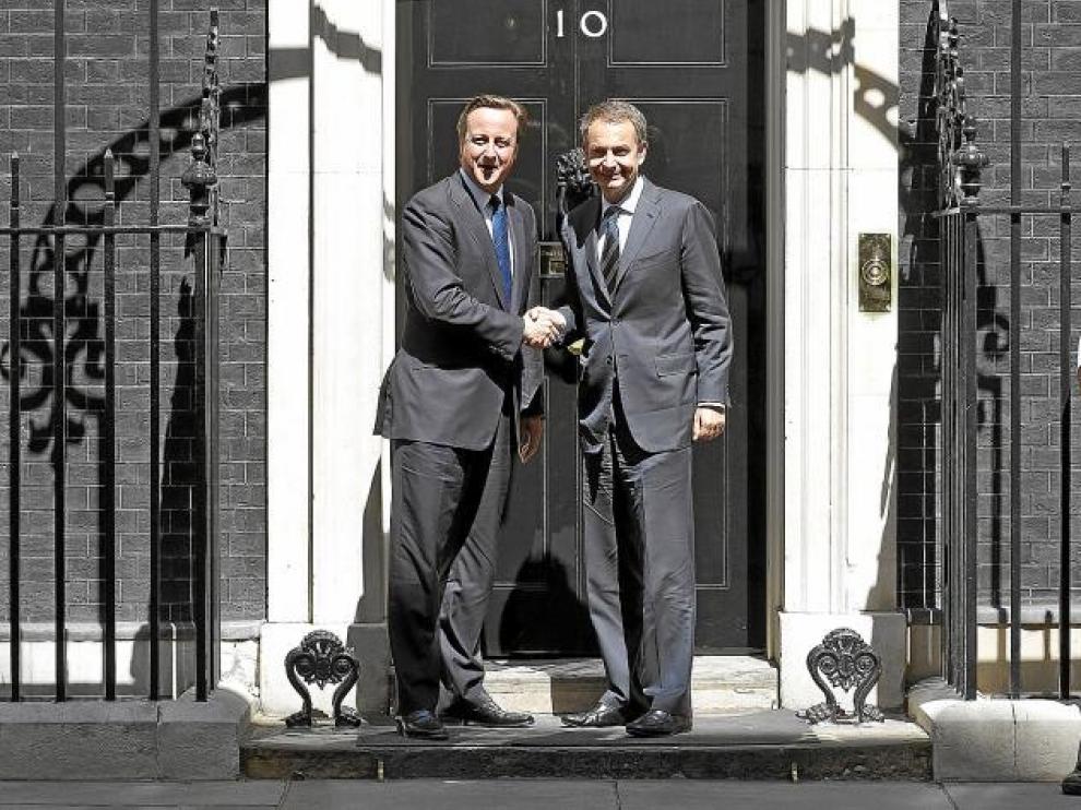El 'premier' británico, David Cameron, recibe en el 10 de Downing St. a José Luis Rodríguez Zapatero.