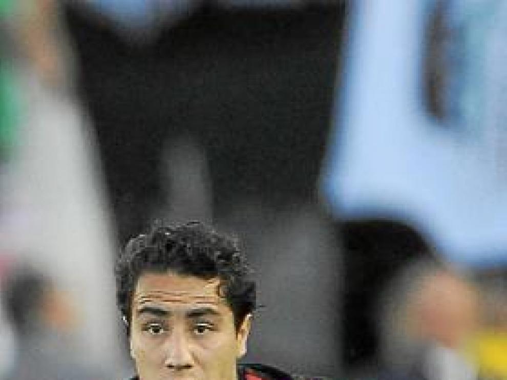 Efraín Juárez avanza con el balón