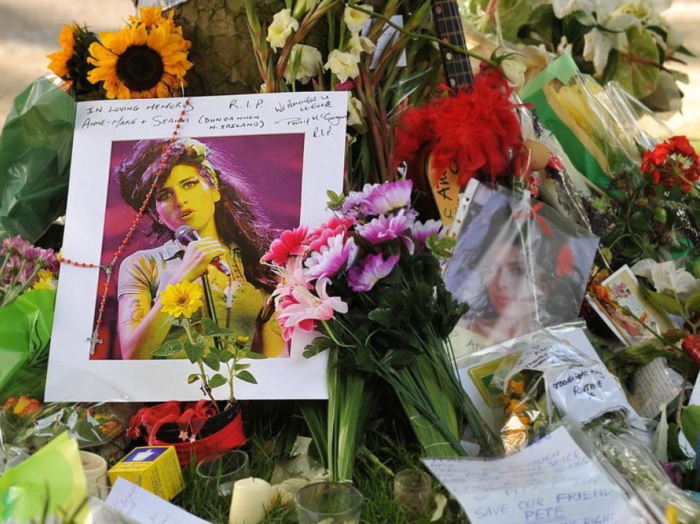 Coronas de flores en la puerta de la casa de Amy Winehouse.