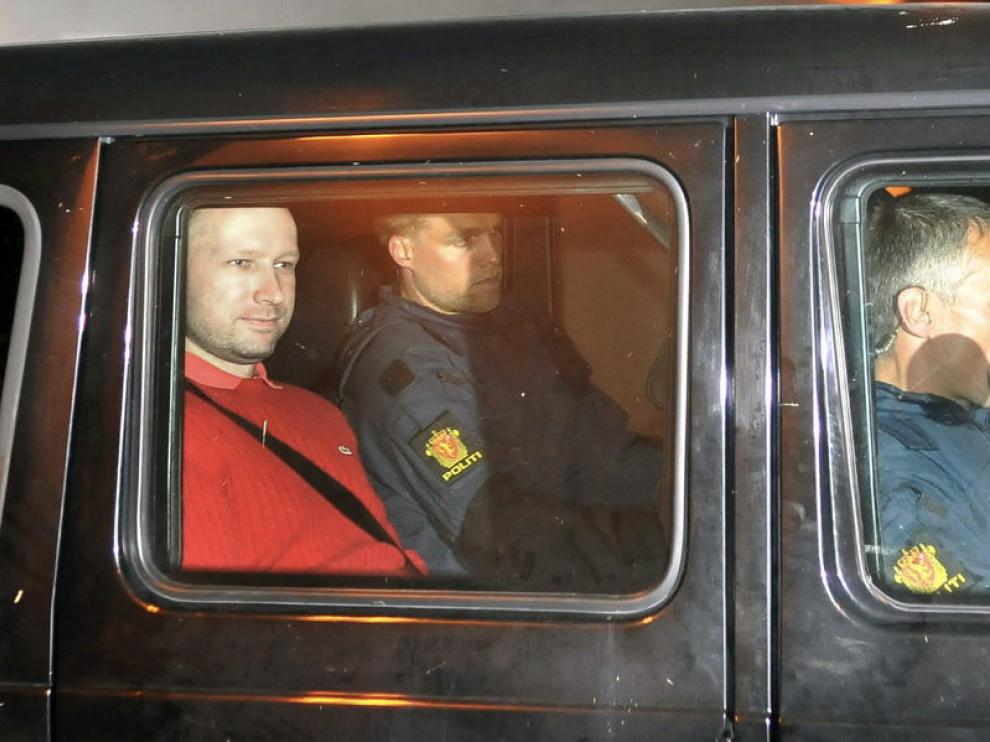 El noruego Anders Breivik, escoltado por la Policía.