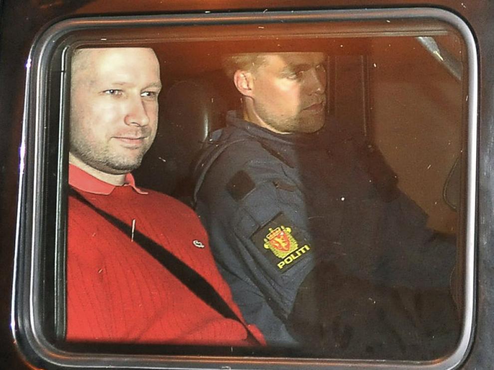 Anders Behring Breivik, con jersey rojo, a su llegada a los juzgados de Oslo