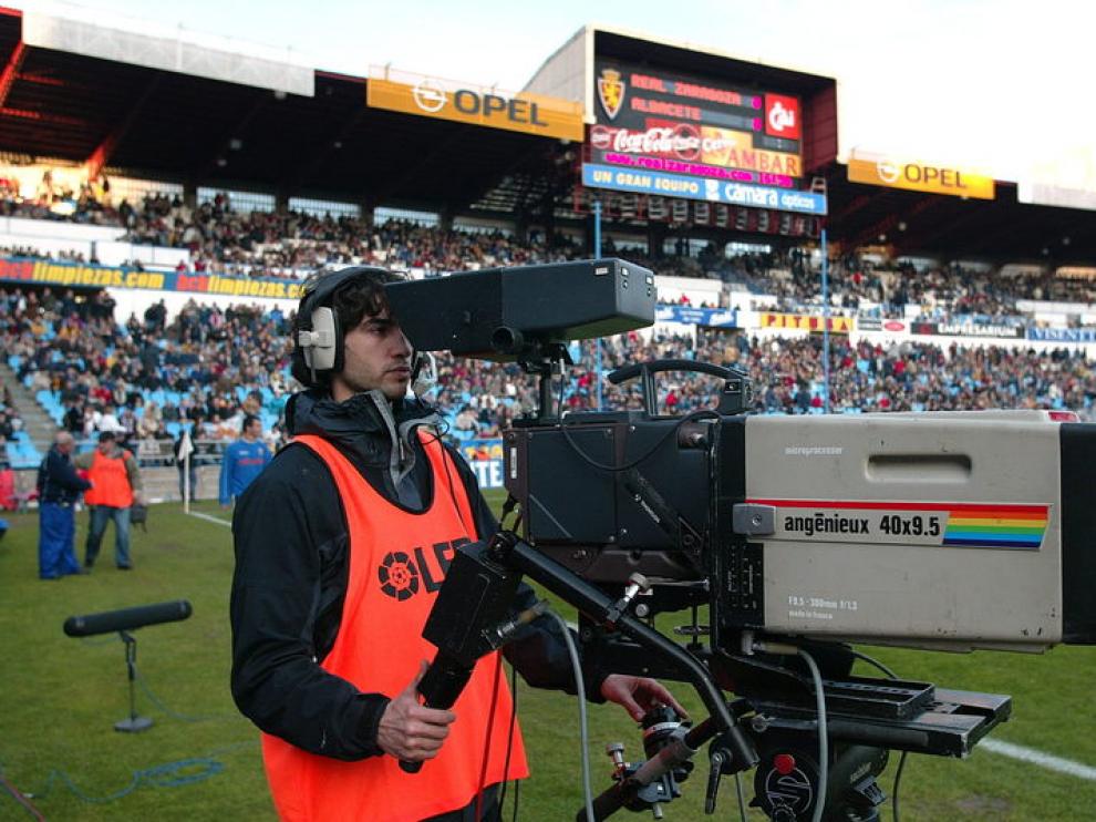 Foto de archivo de una retransmisión televisiva durante un partido en La Romareda