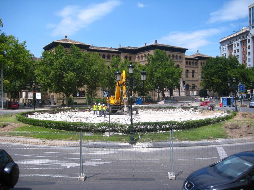 Varios operarios trabajan en las obras del tranvía dentro de la fuente de plaza Paraíso.