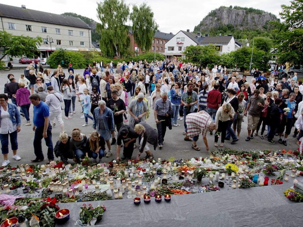 Ciudadanos noruegos dejando velas y flores en homenaje a las víctimas