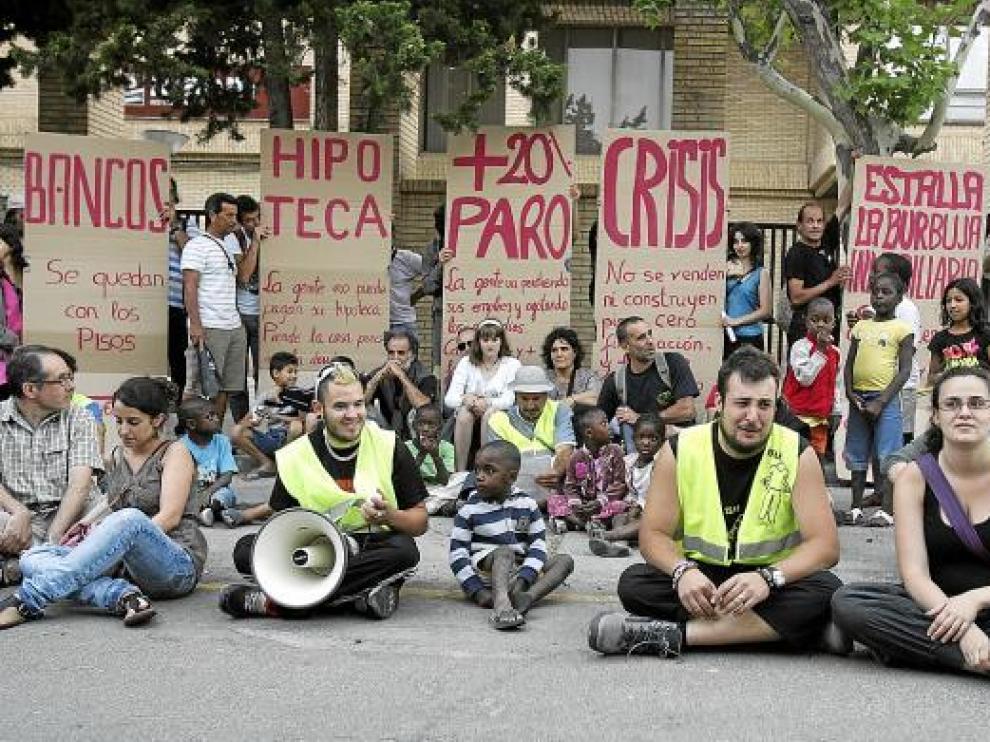 Los manifestantes se sentaron ante el centro de formación del INAEM.