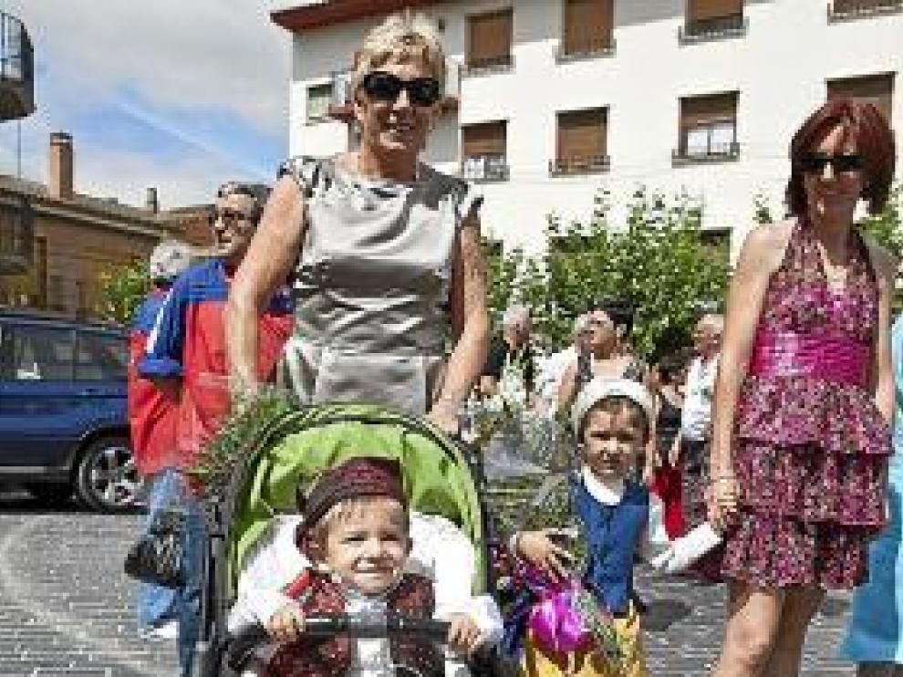 El pequeño Miguel Ángel Villarroya y su familia.