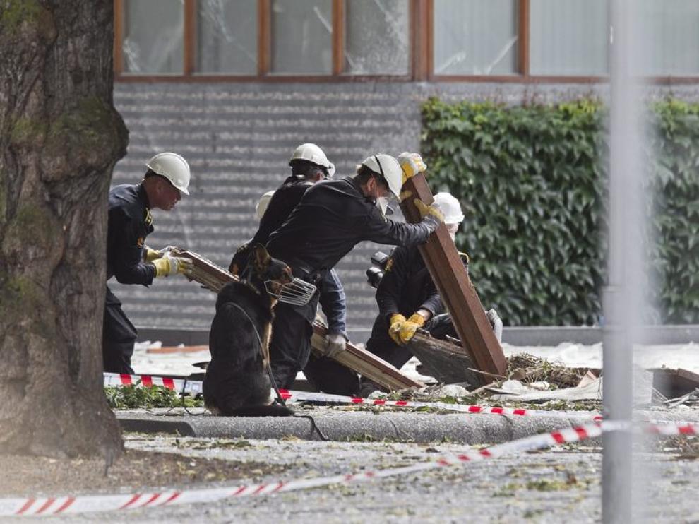 Policías noruegos, junto con perros especializados, en el proceso de búsqueda de víctimas.