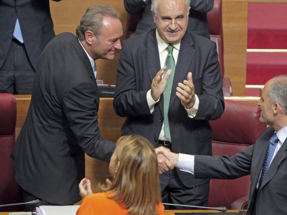 Fabra saluda a Camps en el Parlamento valenciano
