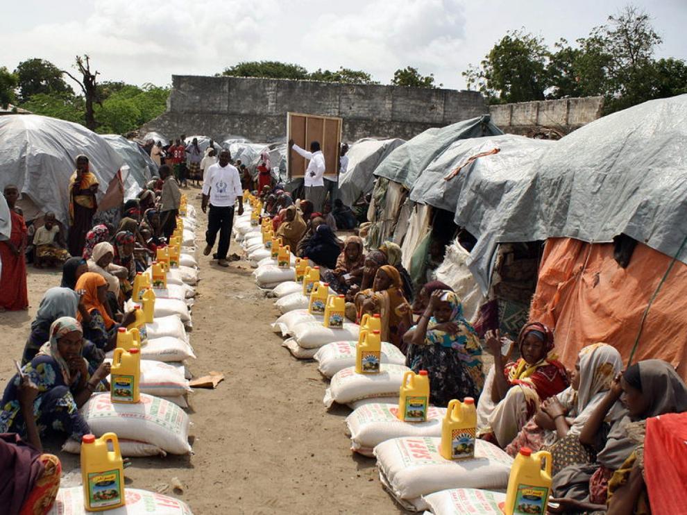 Afectados por la hambruna reciben raciones alimentarias en un centro de Somalia