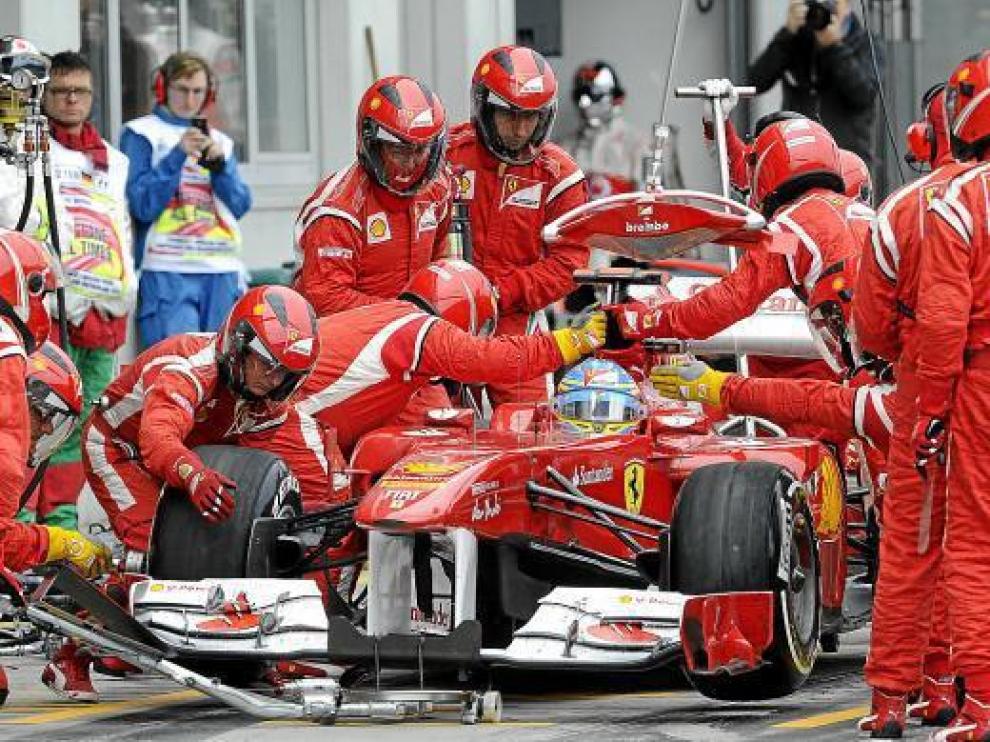 Los mecánicos de Ferrari trabajan en el coche de Alonso, durante el pasado Gran Premio de Alemania.