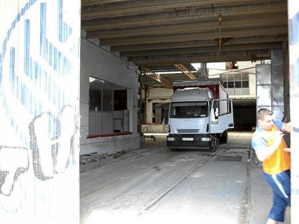 Uno de los camiones que ha transportado la maquinaria de derribo en las instalaciones de Porta.