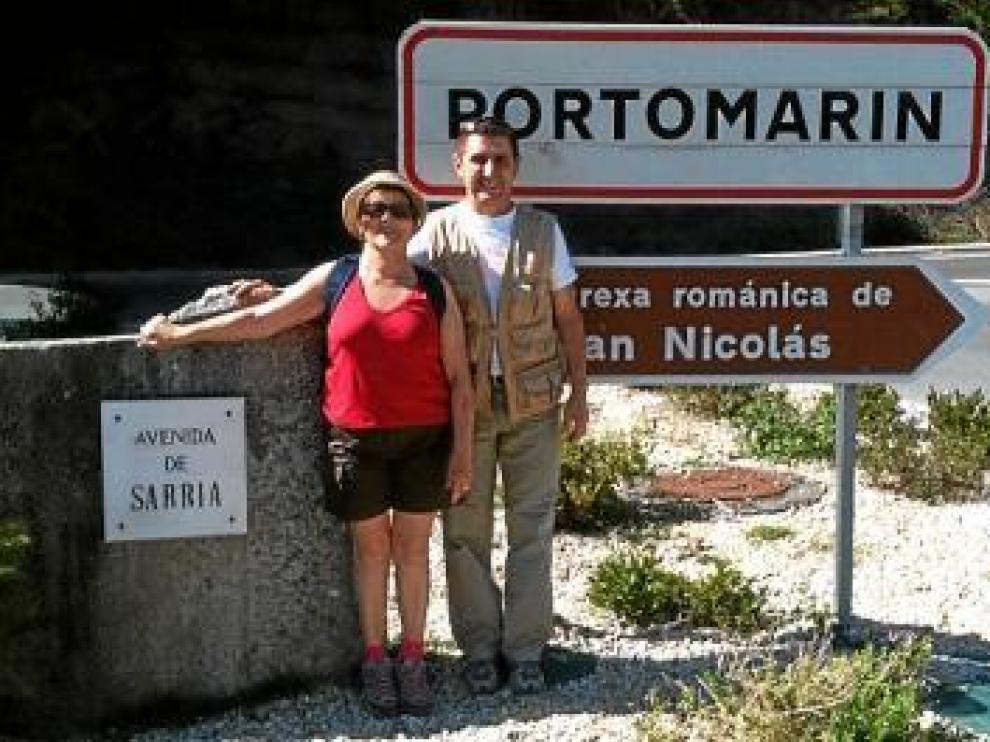 Obdulia Gracia y Alfonso Salillas en la llegada a Portomarin