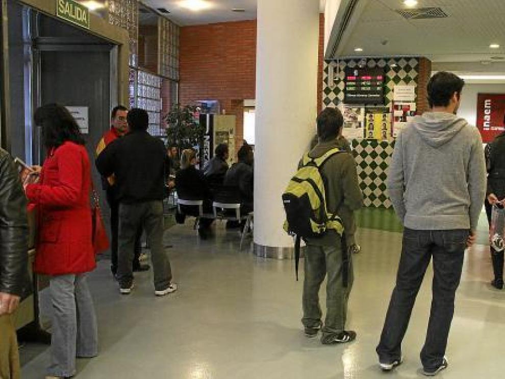 Los jóvenes aragoneses tienen cada vez mayores dificultades para encontar empleo.