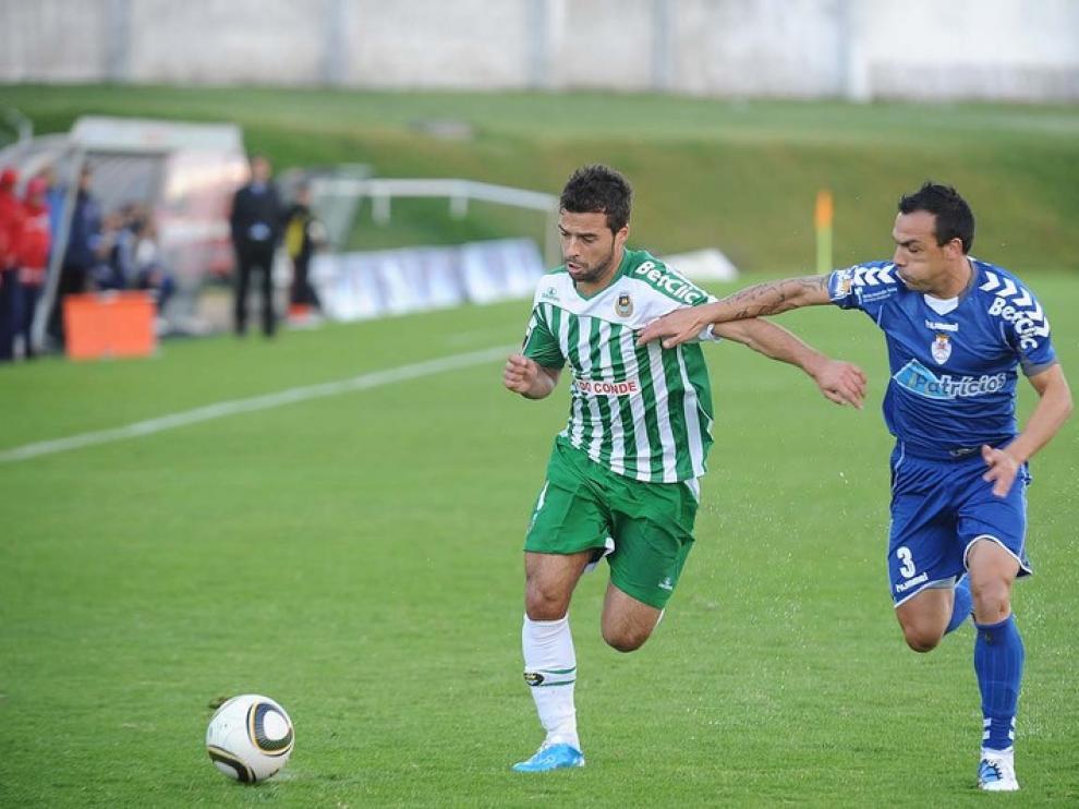 Bruno Gama trata de zafarse de su rival en un partido contra el Feirense