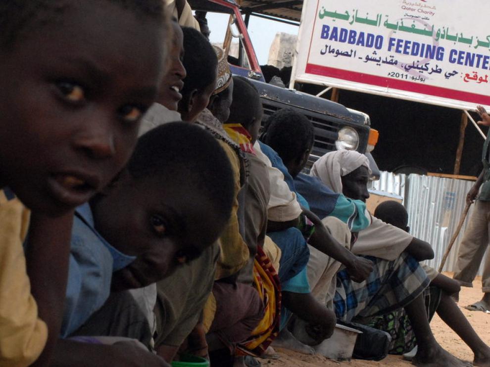 Desplazados somalíes esperan el reparto de alimentos
