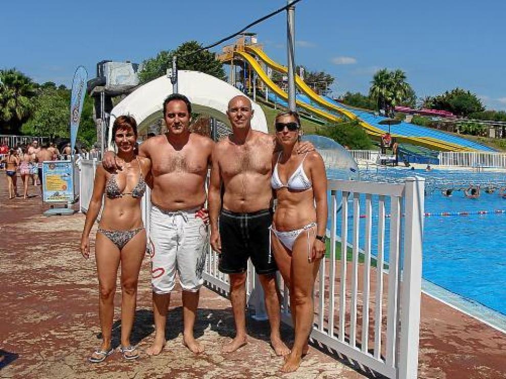 Dos familias zaragozanas disfrutan de un día en el Aquópolis.