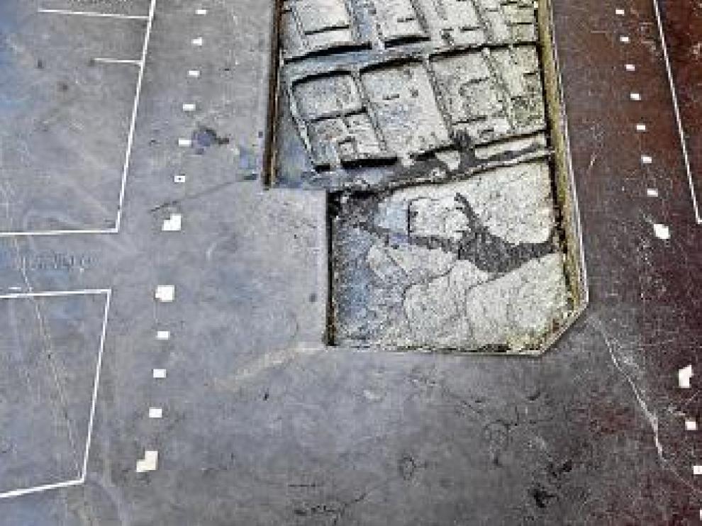 El monolito que instaló el Ayuntamiento y que informa de los restos de Sinhaya muestra la zona en la que se trabajó en 2002.
