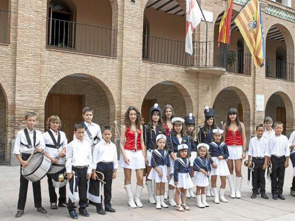 Una representación de las cornetas, tambores y majorettes, reunidos frente al ayuntamiento de La Almunia.