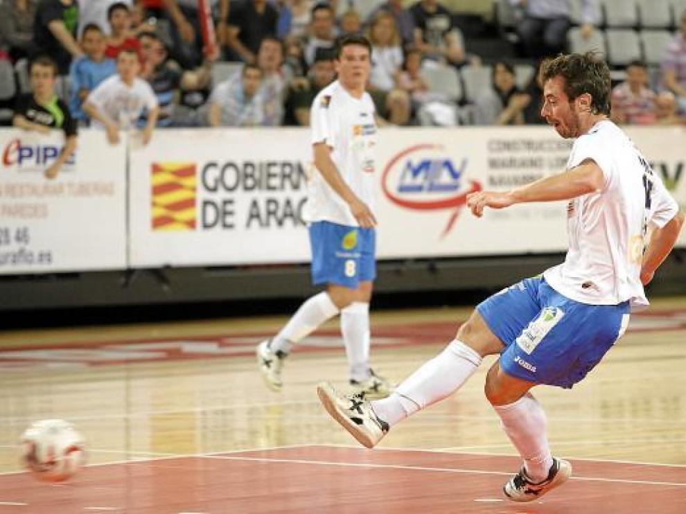 Nano Modrego golpea la pelota desde el punto de doble penalti