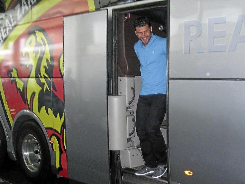 Braulio sale del autobús del Real Zaragoza, a su llegada a las instalaciones del West Ham United inglés.