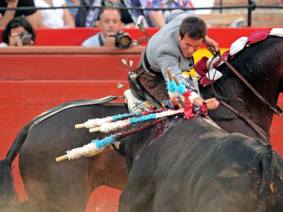 El rejoneador Manuel Manzanares ejecuta la faena durante la Feria de Julio de Valencia.