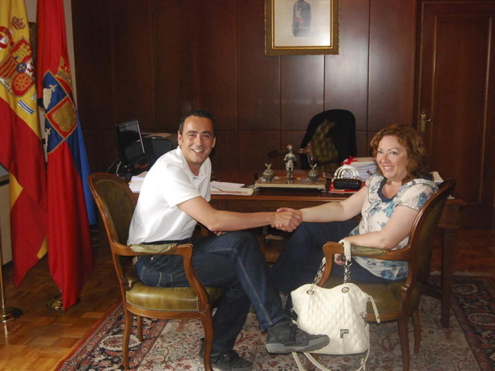El anterior alcalde del PSOE, Fernando Heras, con Rosa María Lanau, la alcaldesa popular de Monzón.