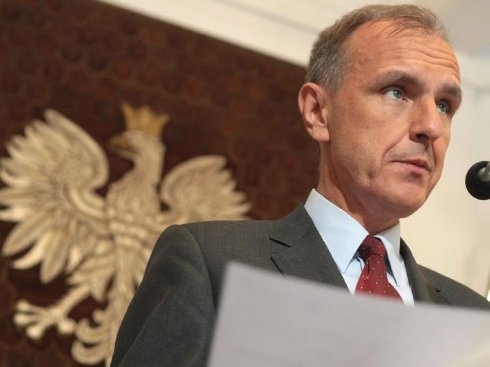 El ministro polaco comparece ante los medios tras dimitir después de conocerse el informe