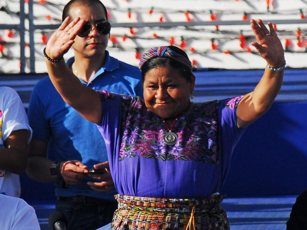 Rigoberta Menchú saluda a simpatizantes durante la celebración del 32 aniversario de la Revolución Sandinista.