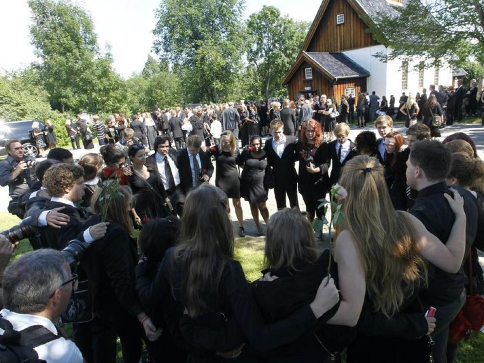 Funeral por una de las víctimas