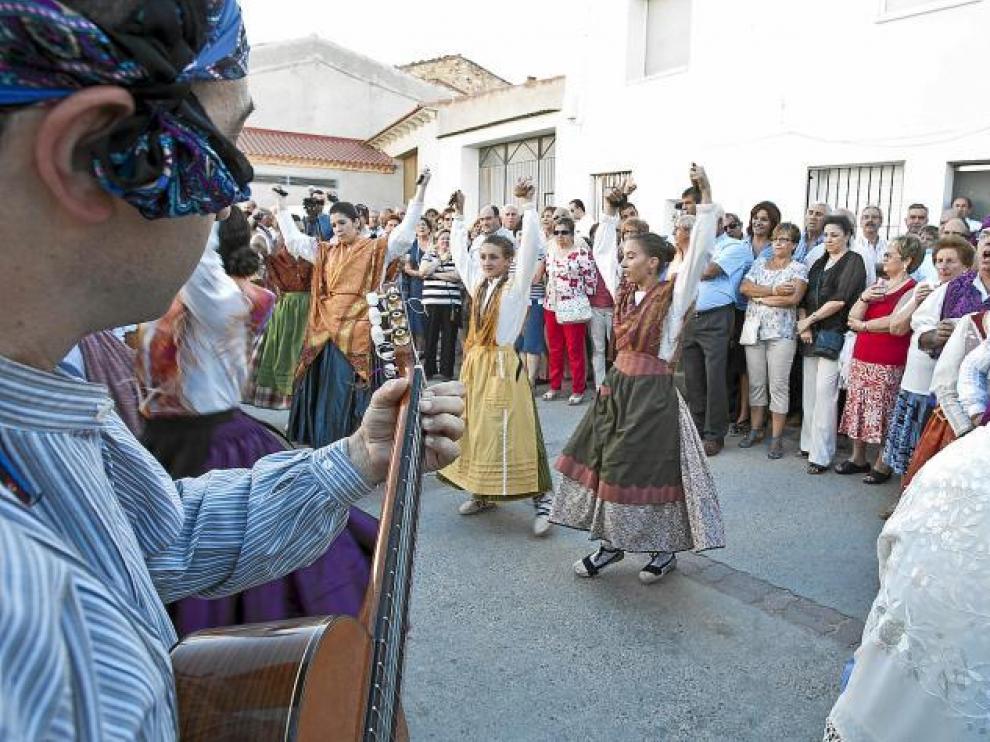 El grupo Joteros de Lécera rondó ayer por las calles del pueblo.