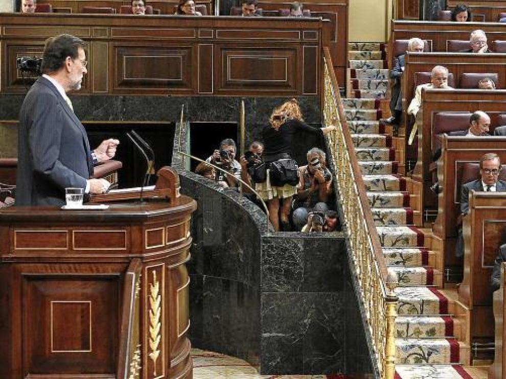 Rajoy, con Rubalcaba en su escaño.