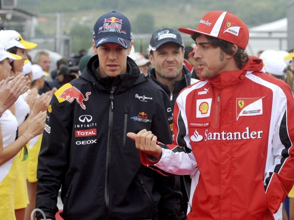 Vettel y Alonso conversan durante el desfile de pilotos del GP de Hungría
