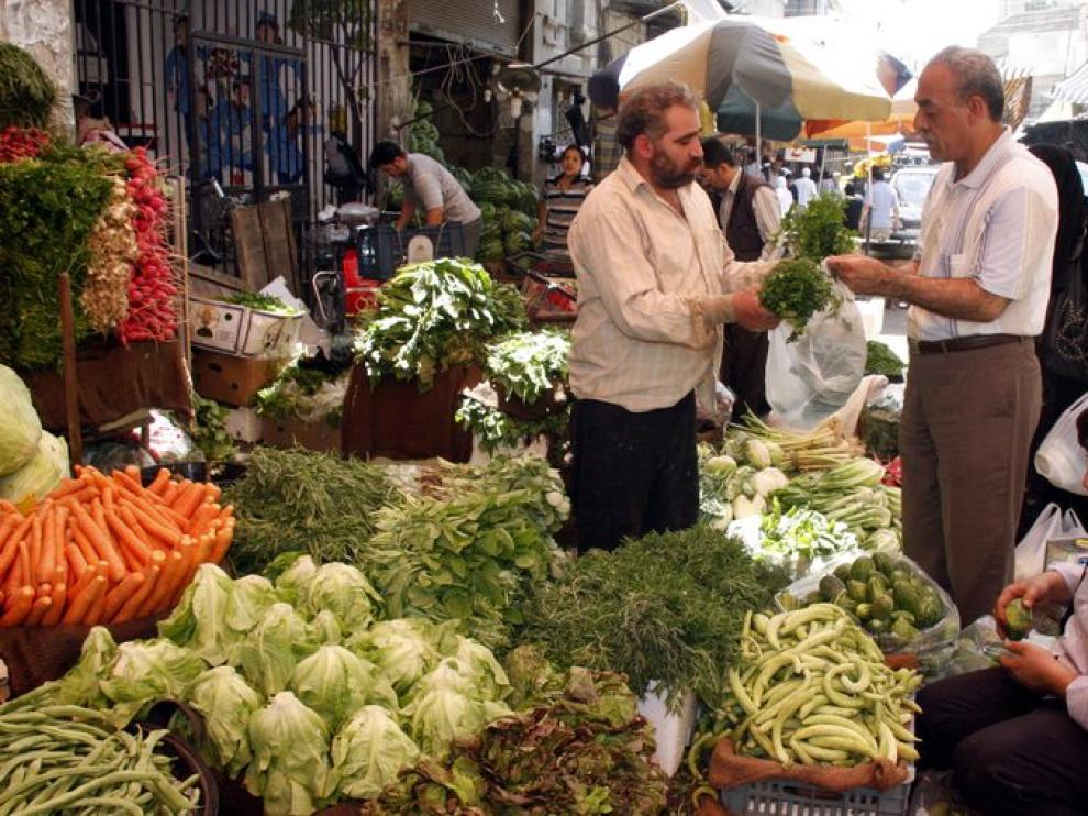 Un hombre sirio compra en un mercado de Damasco productos para el ramadán