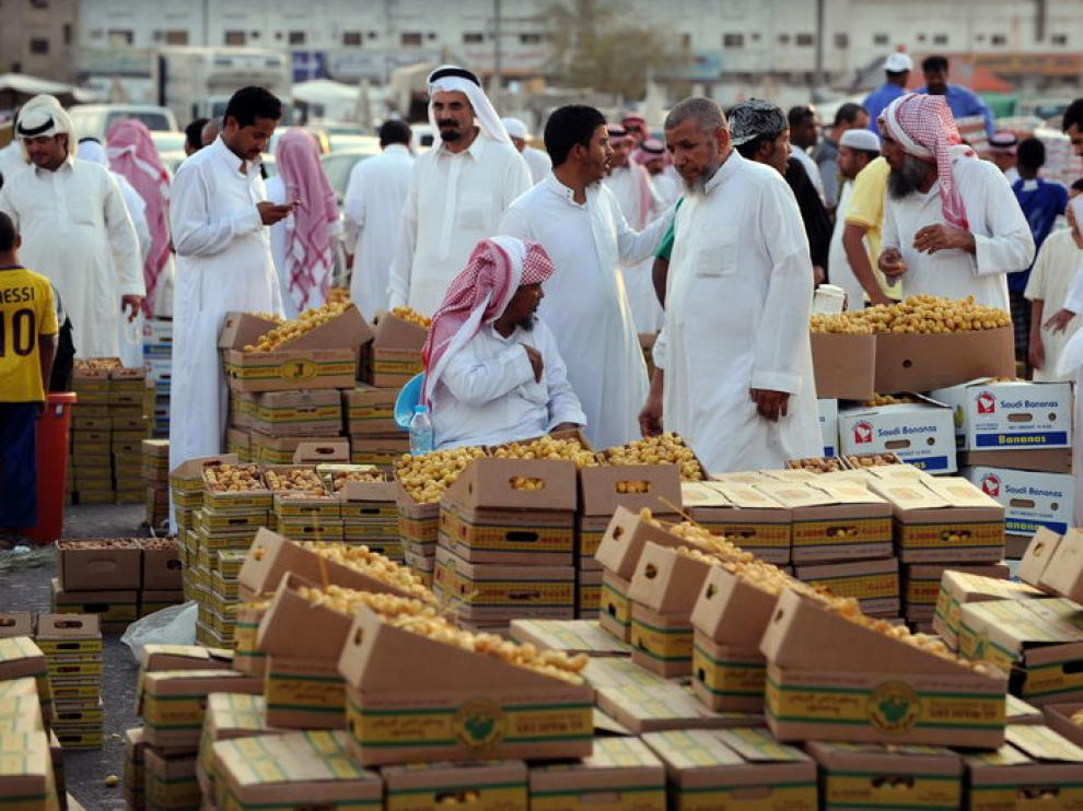 Algunos hombres realizan compras para el ramadán en un mercado de Riyadh