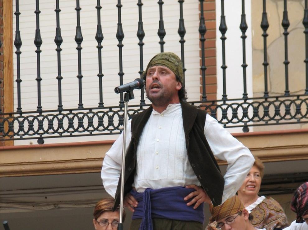 Un jotero canta con la rondalla en el festival del año pasado.