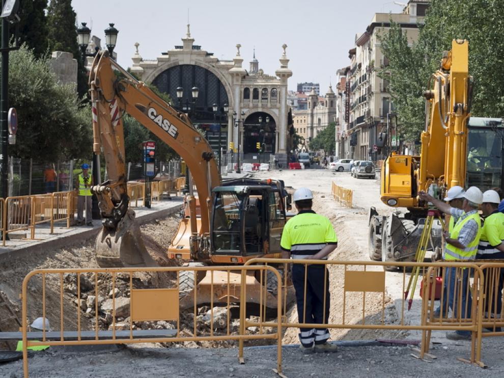 Los arqueólogos visitaron las obras desde la plaza de Paraíso hasta las Murallas Romanas, en la foto.